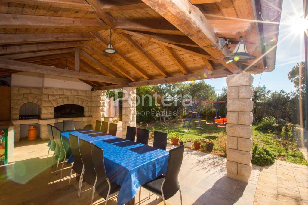 Terrass - Large Apartment House with Private Garden in Rab