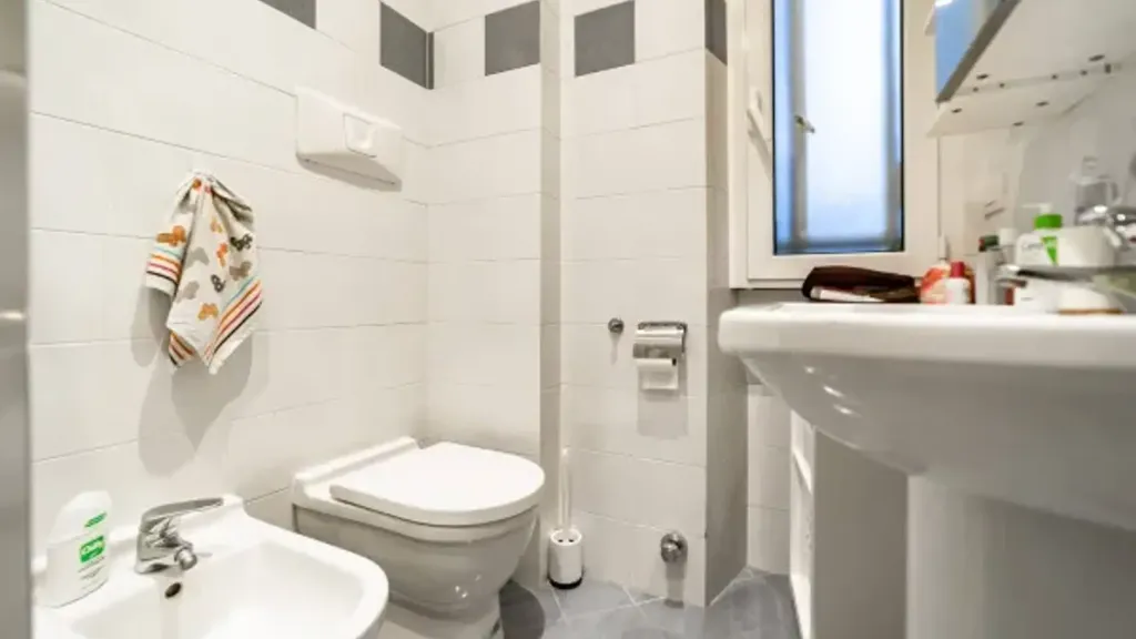 Salles de bain - Modernised Flat with Balcony in Milan