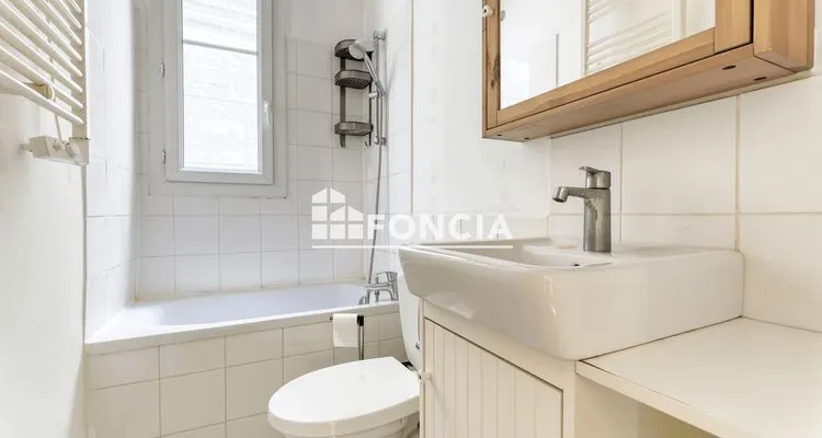 Vannitoad - 2-Bedroom Parisian Flat with Courtyard View