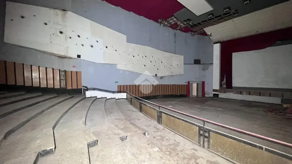 Pièces - Former Cinema with Dual Access in Mesagne