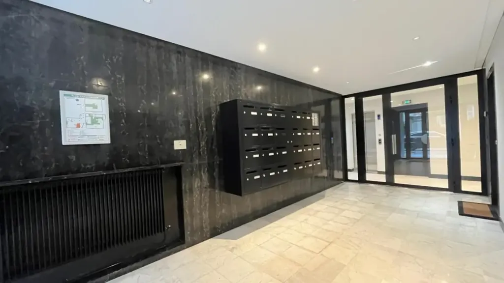Entrée - Appartement 4 Pièces à Rénover avec Balcons à Paris 16