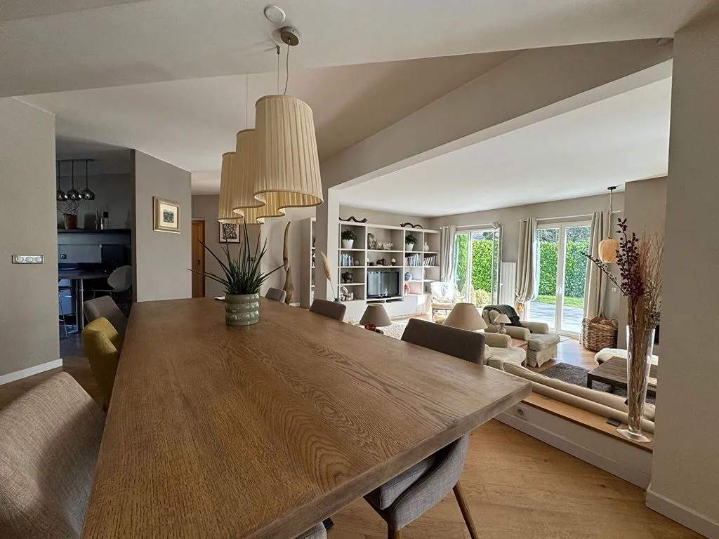 Salle à manger - Maison de Luxe avec Jardin Privé à Saint-Nom-la-Bretêche