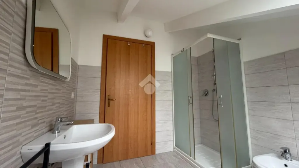 Salles de bain - Rear-Facing Apartment with Terrace in Castagneto Po