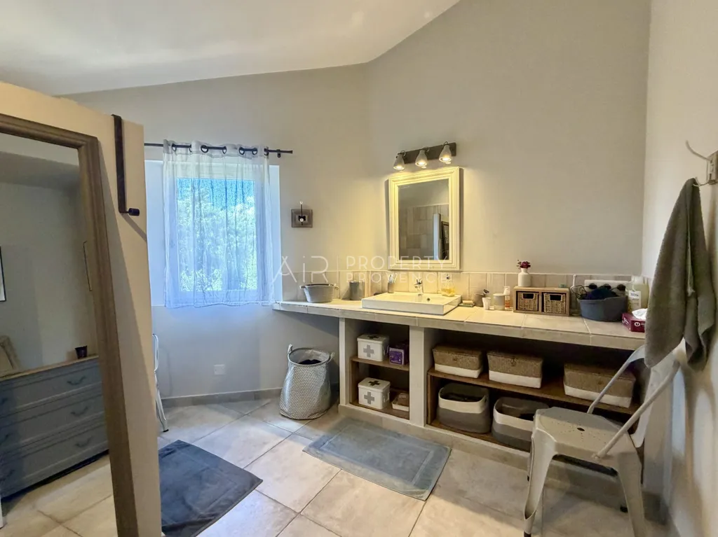 Salles de bain - Maison Rénovée avec Piscine à Lourmarin