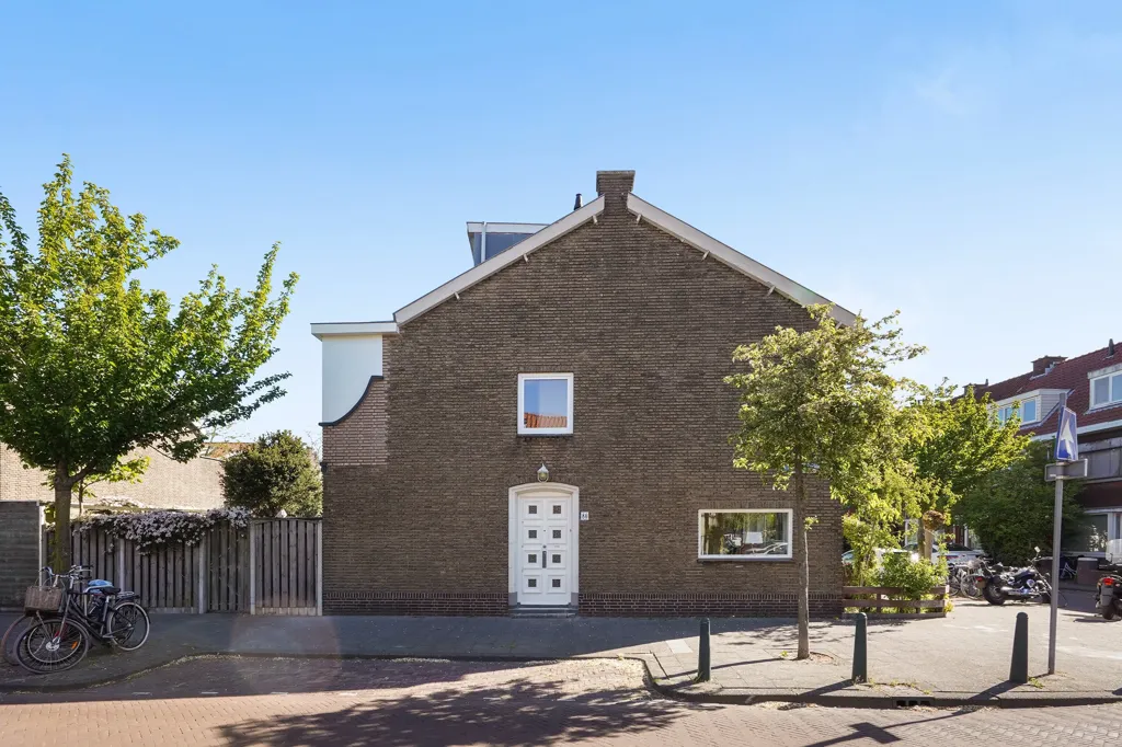 Välivaade - Light-Filled Corner House in Den Haag