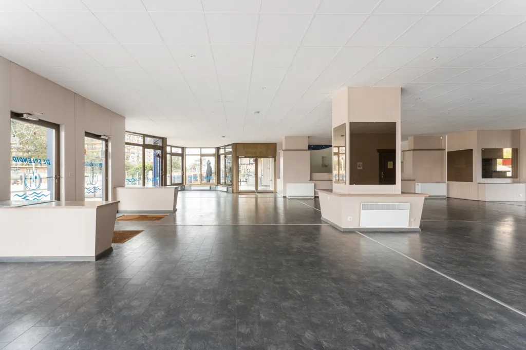 Toad - Commercial Ground Floor in De Panne