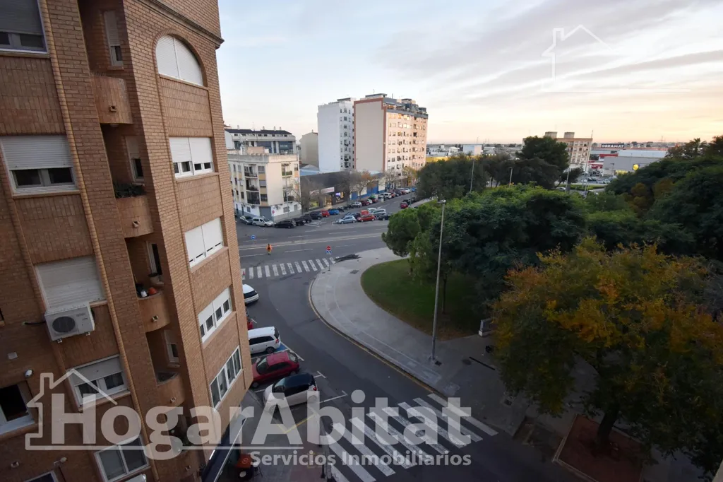 Balcon - Spacious Corner Flat with Garden View in Castellón