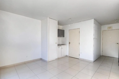 Kitchen - Studio Apartment with South-East View in Écully