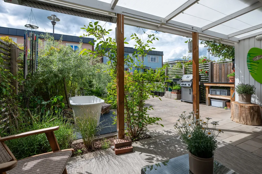 Terrass - Townhouse with River View in Tannefors