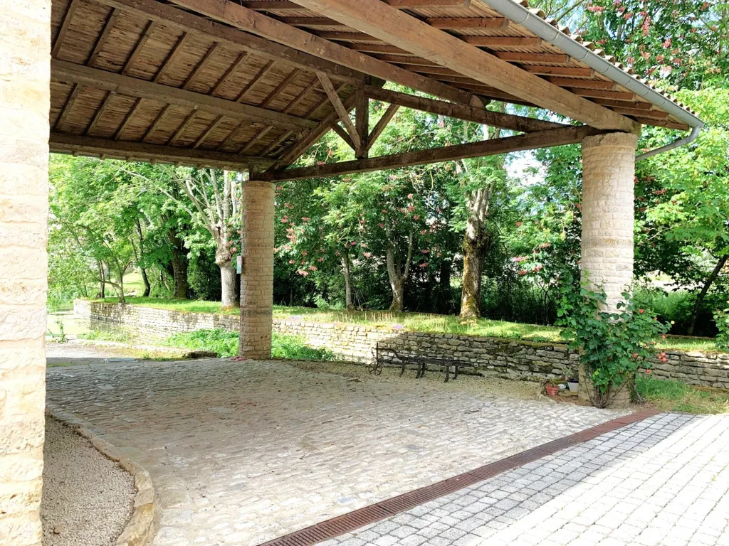 Terrasse - Moulin Rénové avec Piscine et Parc près de Niort