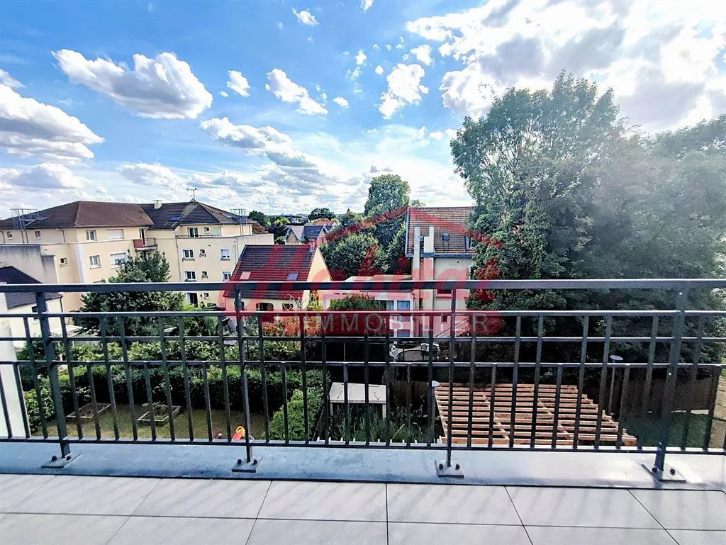 Rõdu - New 3-Bed Flat with Parking in Chelles Centre