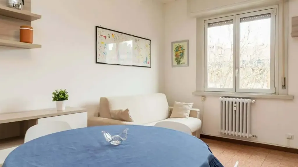Söögituba - One-Bedroom Apartment with Central Heating in Milan