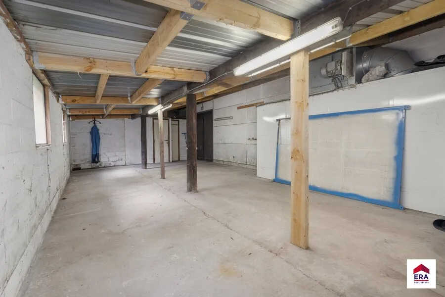Garage - Appartement avec Atelier de 240 m² et Jardin à Bruxelles