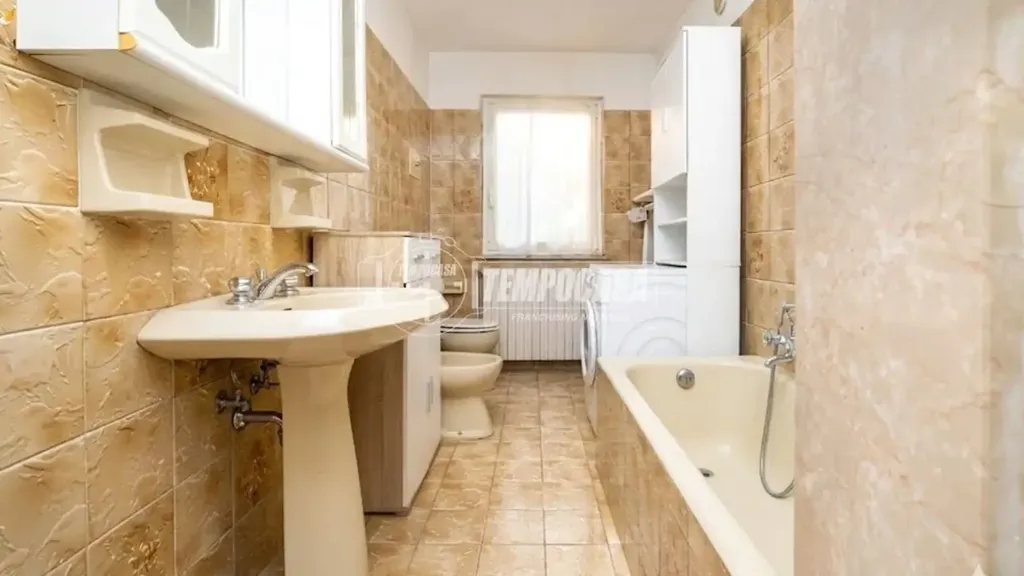 Bathrooms - Three-Bedroom Flat with Garden in Seriate