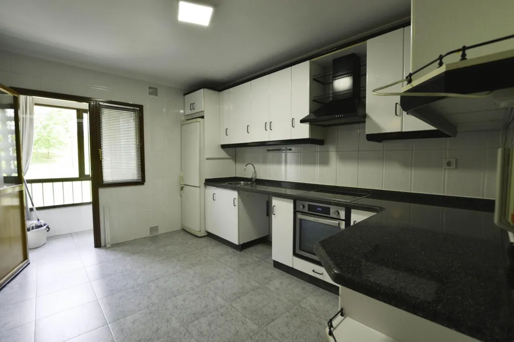 Köök - Three-Bedroom Flat with Balcony in Ventanielles