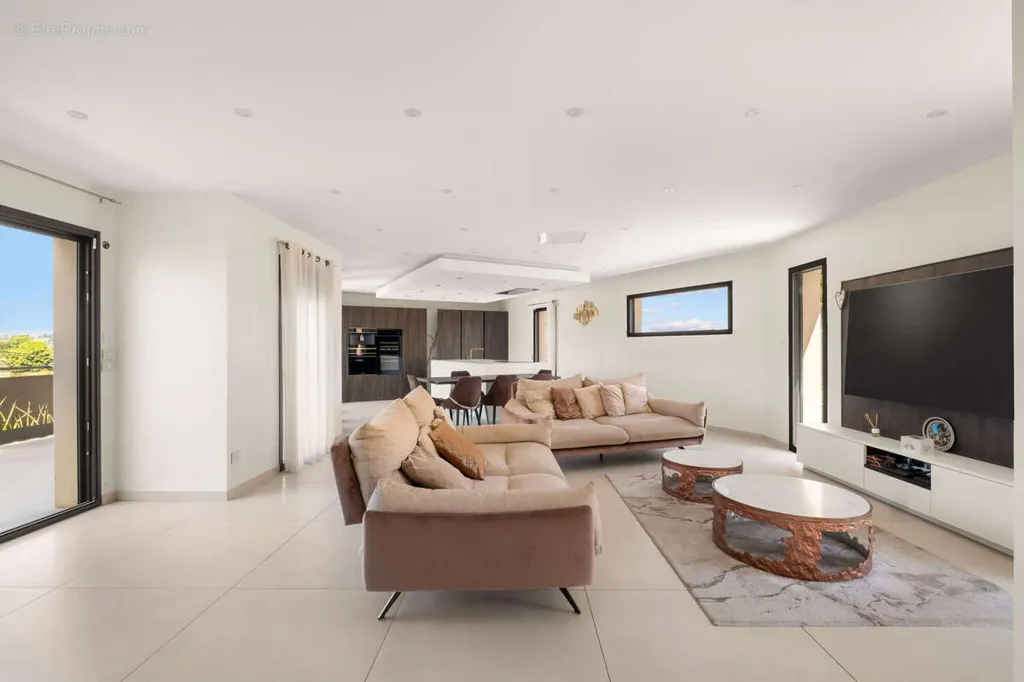 Elutuba - Contemporary House with Pool in Simandres