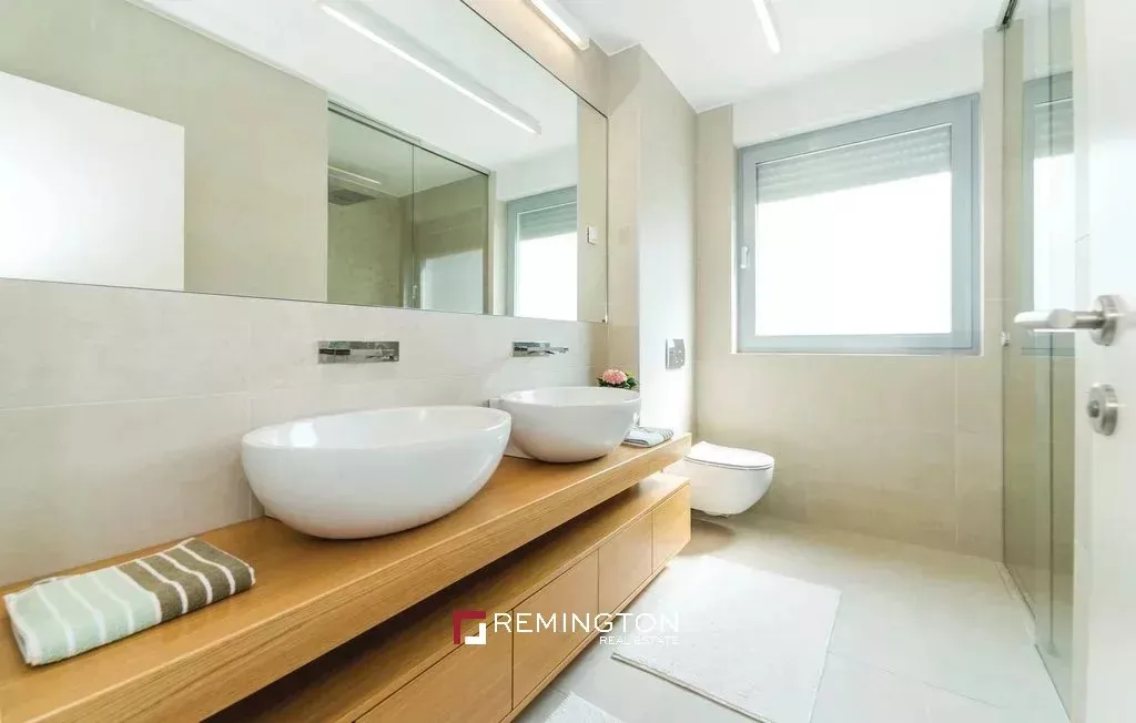 Vannitoad - Waterfront Penthouse with Private Beach in Pag