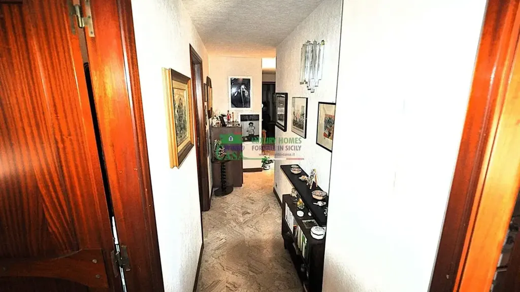 Esik - Apartment with Balconies in Via Archimede, Ragusa