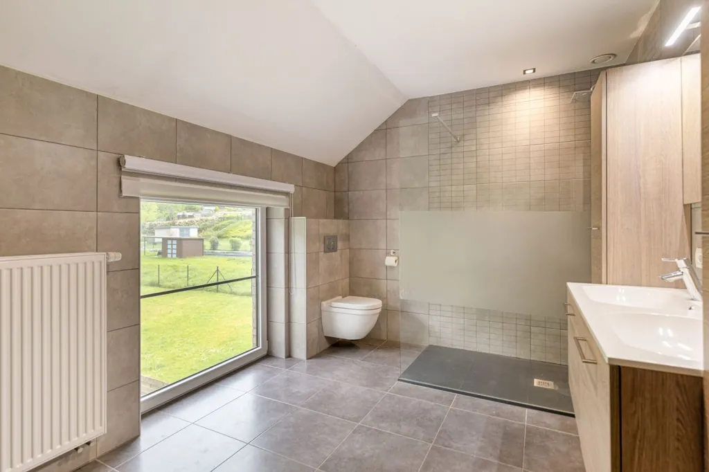 Salles de bain - Maison Récemment Construite avec Terrasse à Clabecq