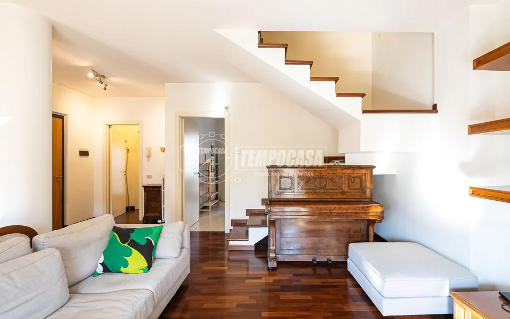 Séjour - Mansard Apartment with Balcony in Mariano Comense