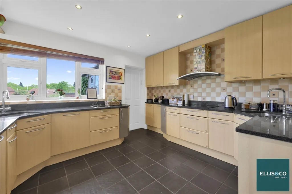 Kitchen - 6-bedroom house in Barnet