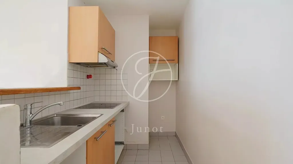 Kitchen - 4-Piece Apartment with Courtyard View in Paris 75011