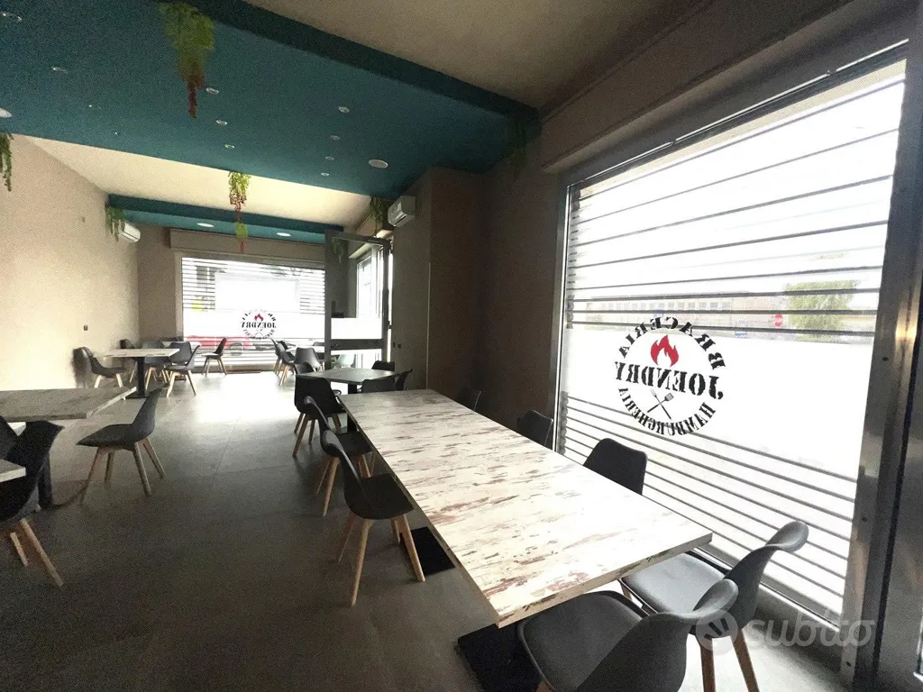 Pièces - Commercial Space with Street Frontage in Maddaloni