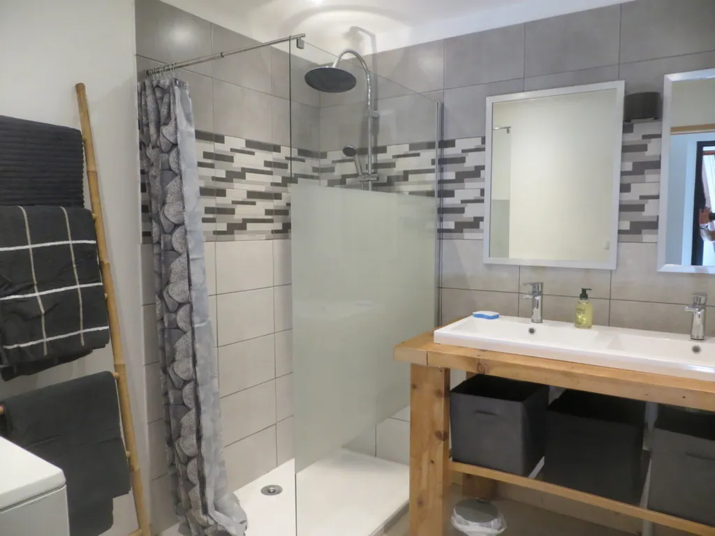 Salles de bain - Maison de 7 Pièces avec Terrasse Panoramique à Die