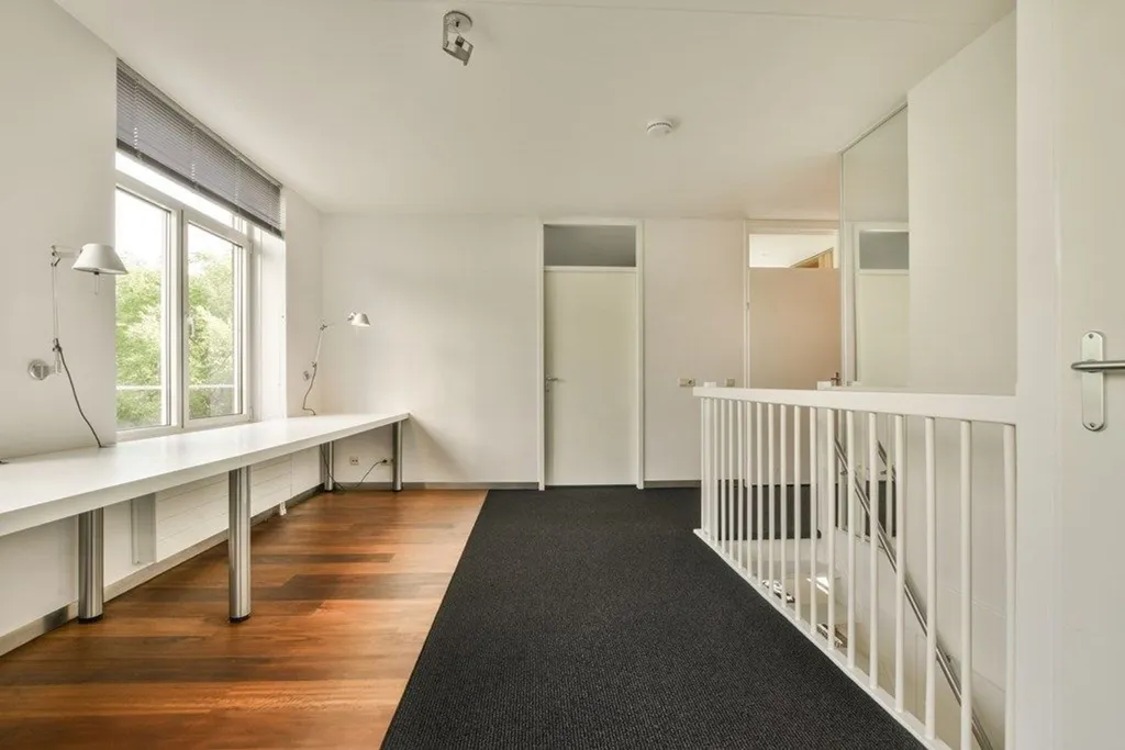 Esik - Semi-Detached House with Courtyard in Den Haag