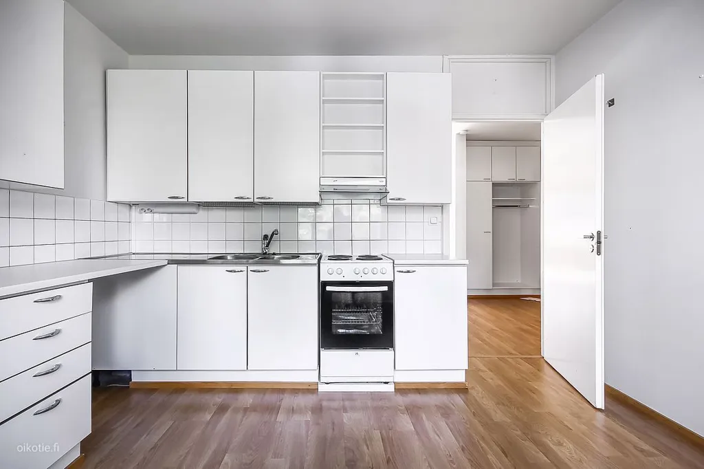 Cucina - Spacious Apartment with Balcony in Martinlaakso