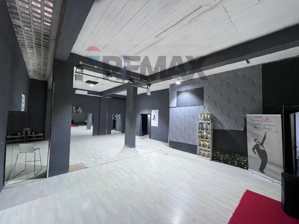 Pièces - Commercial Space with Reception in Soccavo, Naples