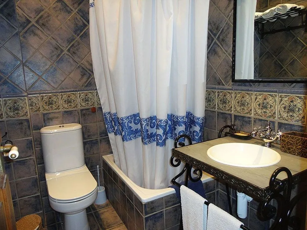 Salles de bain - Adosado with Rustic Decor in Riocavado de la Sierra