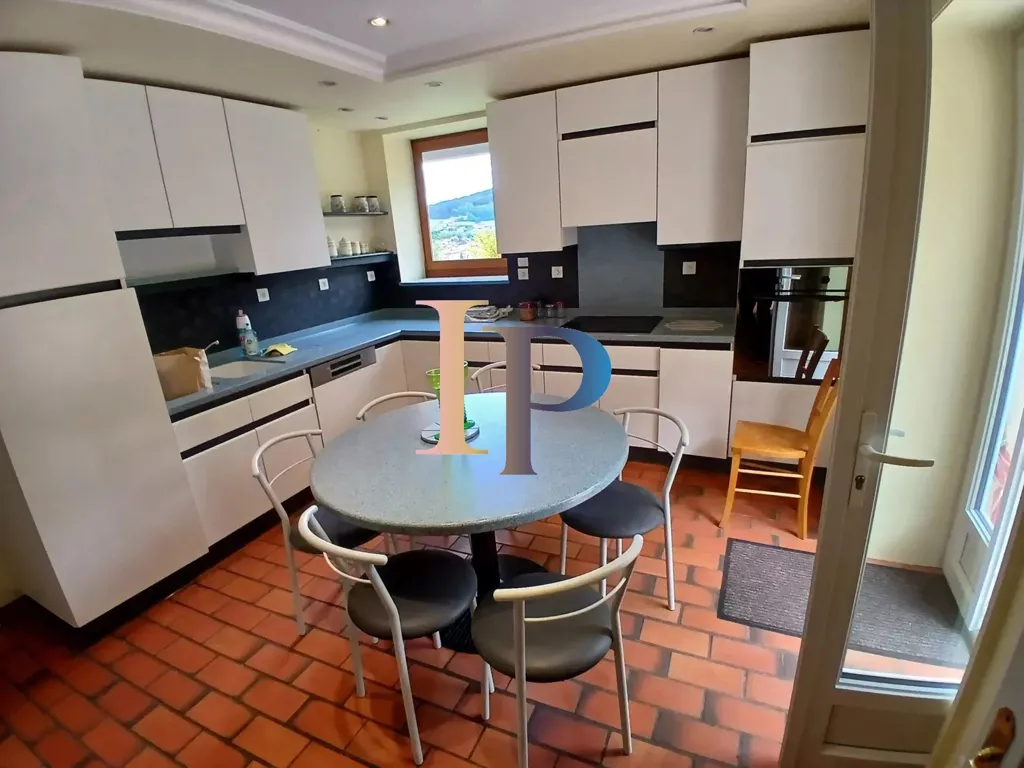 Cuisine - Maison avec Parc et Vue Panoramique à Chauffailles