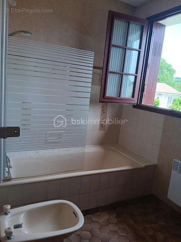 Salles de bain - Pavillon avec Vue Dégagée à Civray