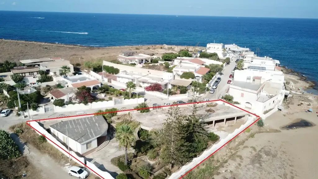 Villa to Renovate with Sea View in Pachino