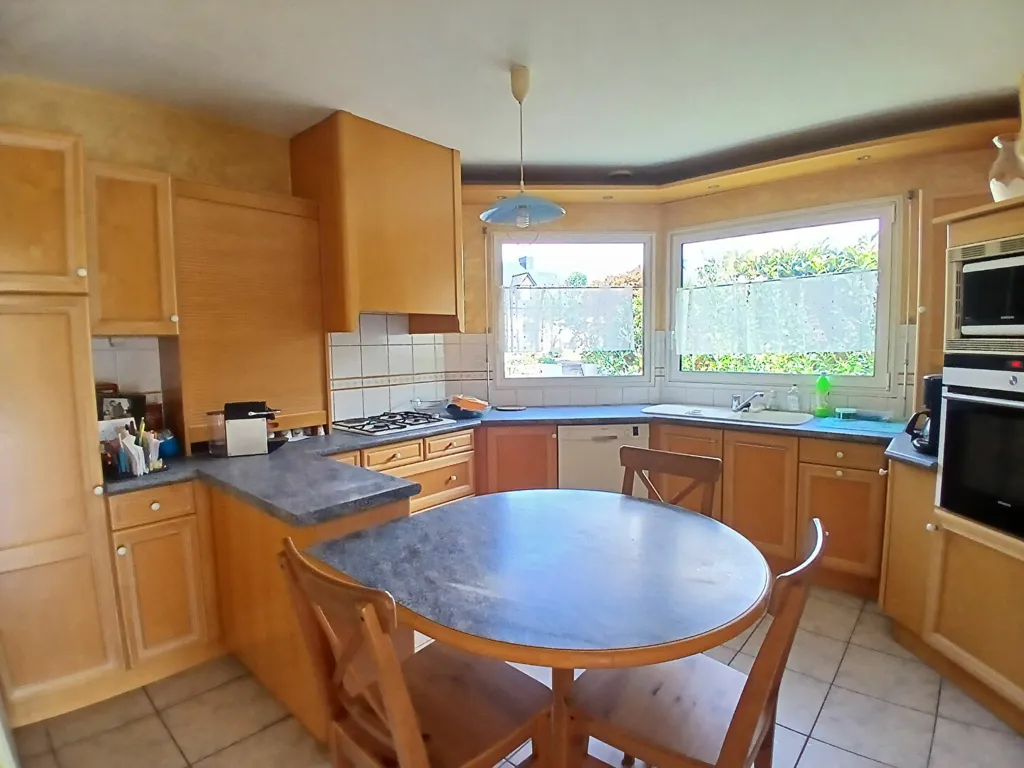 Cucina - Spacious House with Beautiful Garden in Pacé