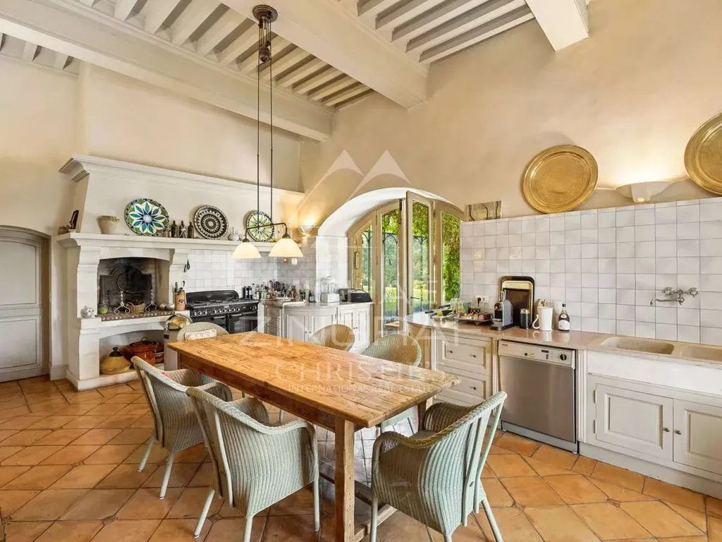 Cuisine - Château avec Cinq Tours dans le Paysage Provençal