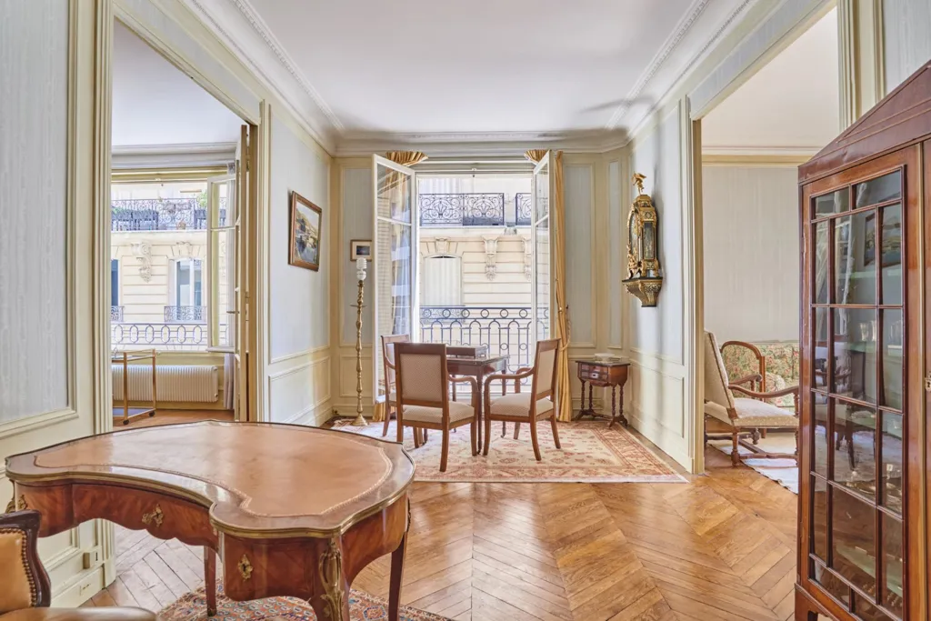 Elutuba - Corner Apartment with Period Features in Paris 16th