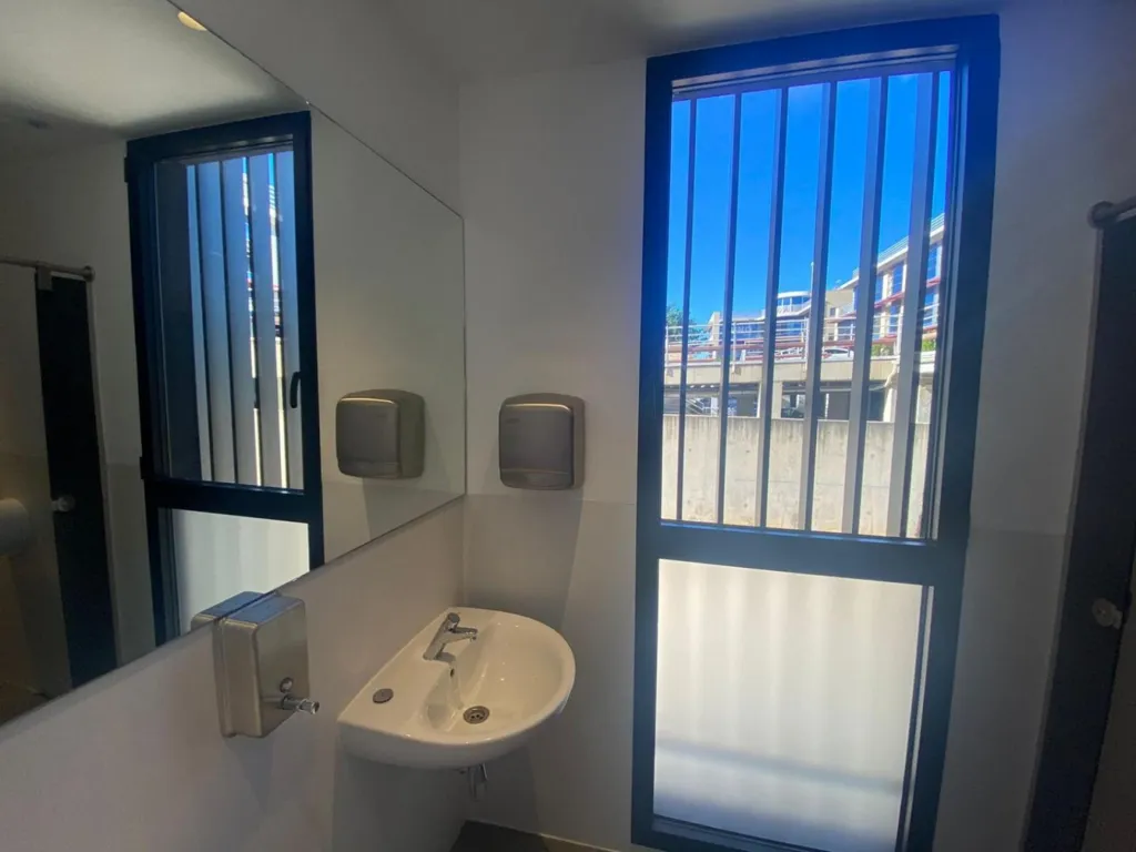Salles de bain - Office with BREEAM Certification in Parc Tecnològic, Paterna