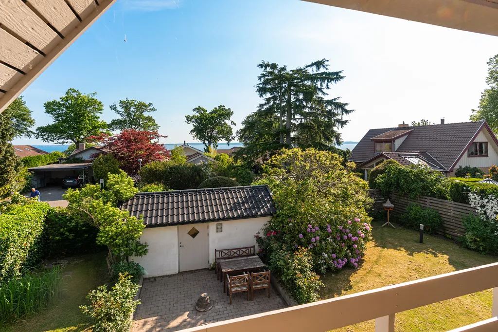 Giardino - Villa with Sea View and Large Terrace in Ålsgårde