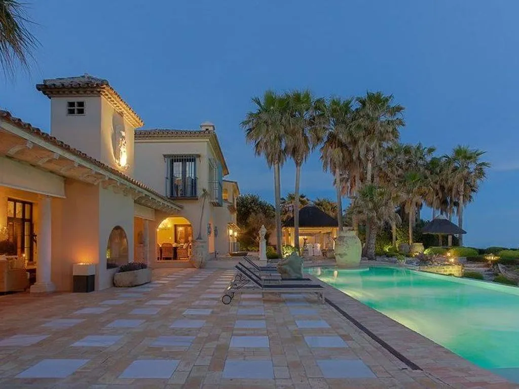 Bassein - Beachfront Villa with Spa in Los Monteros, Marbella