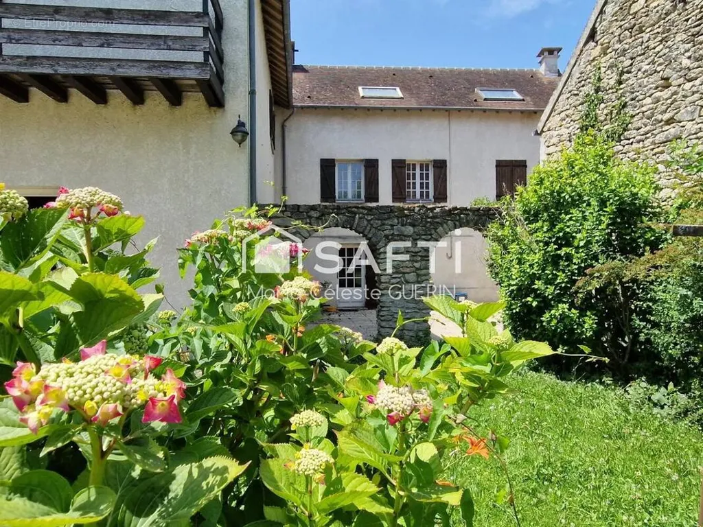 7-toaline maja asukohas Fontenay-Saint-Pere