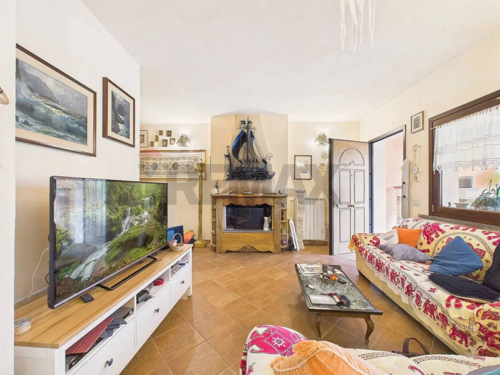 Soggiorno - Rustic-Style Semi-Detached Villa in Formello
