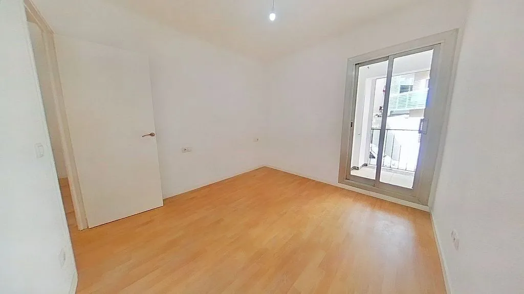 Toad - Three-Bedroom Flat with Metro Access in Verdun