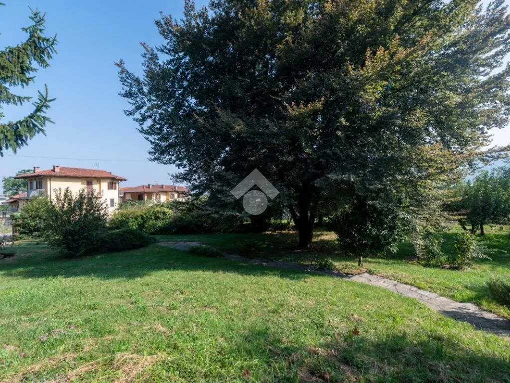 Aed - Independent Villa with Garden near Revello