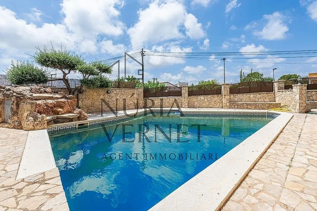 Bassein - Chalet with Pool and Terrace in Botarell