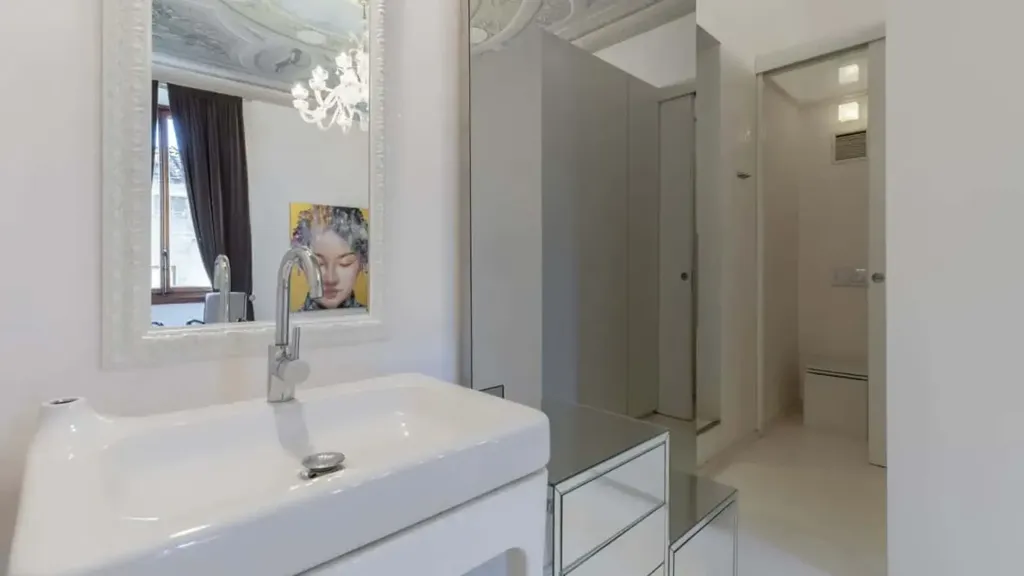 Bathrooms - Renaissance-Style Apartment with Terrace in Florence