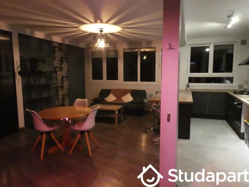 Salle à manger - Chambre Meublée avec Terrasse dans Appartement Rénové
