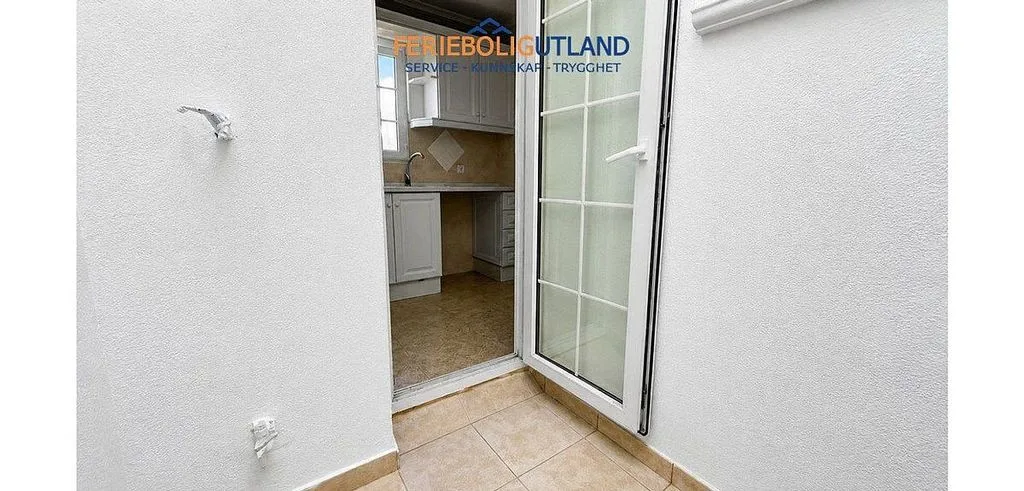Entrée - Terraced Semi-Detached with Pool in Cabo Roig
