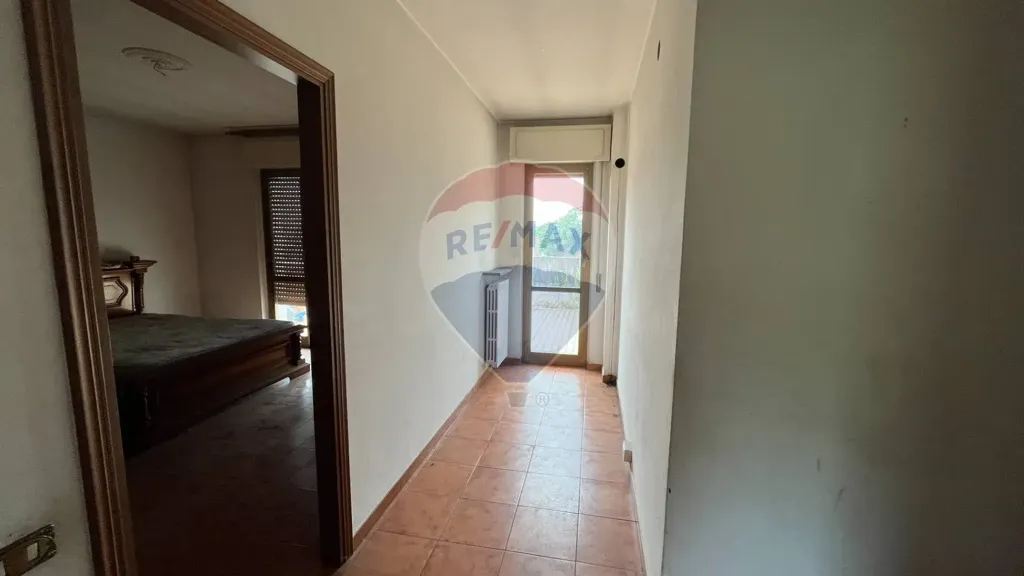 Esik - Multi-Level Apartment with Terrace in Caprino Bergamasco